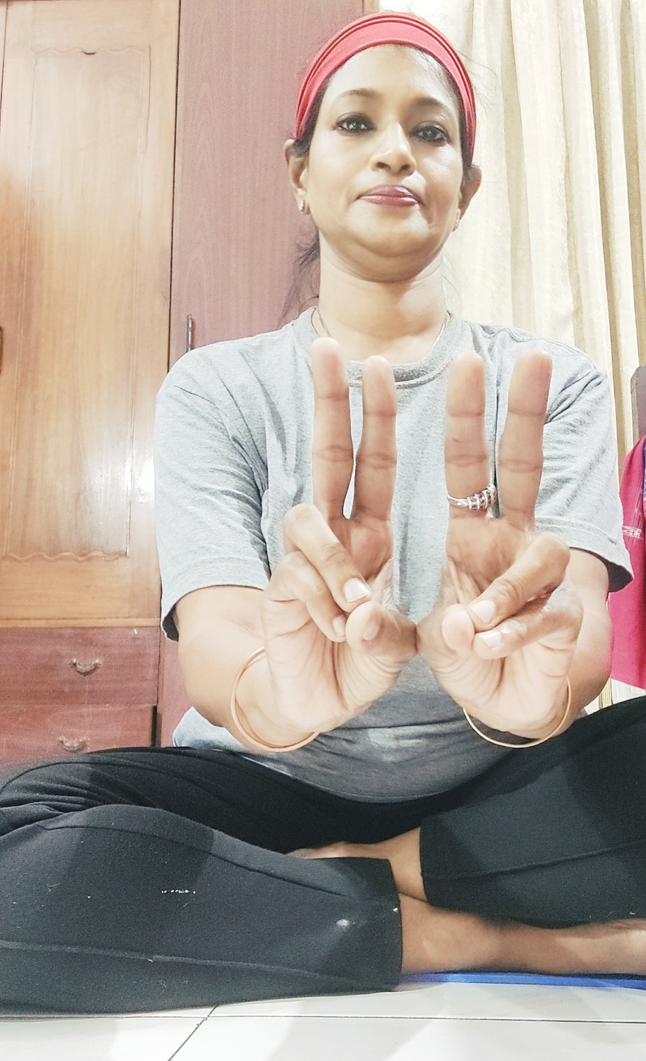 The Prana mudra is one of the most important mudras. One of the best mudras for seniors and for anti-aging, this mudra connects the heart and soul and helps energy and life force flow throughout the body. 