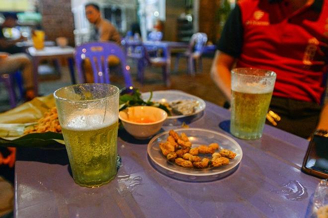 Bia hơi 'chém gió' vỉa hè Hà Nội - Ẩm thực