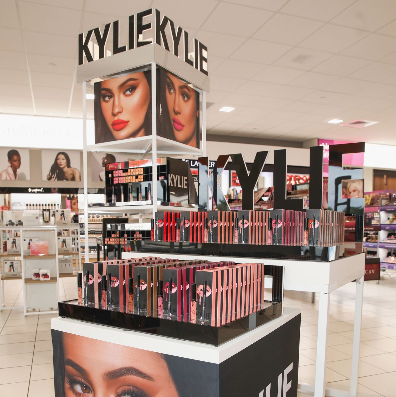 Leo sunrise kylie jenner: beautiful cosmetic line
