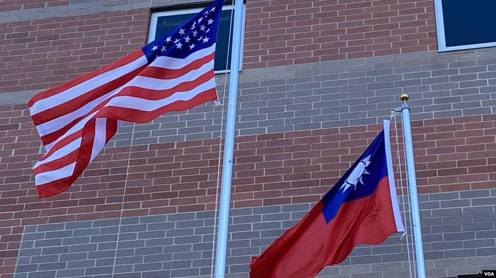 美国与台湾的旗帜在空中飘扬(美国之音锺辰芳拍摄)