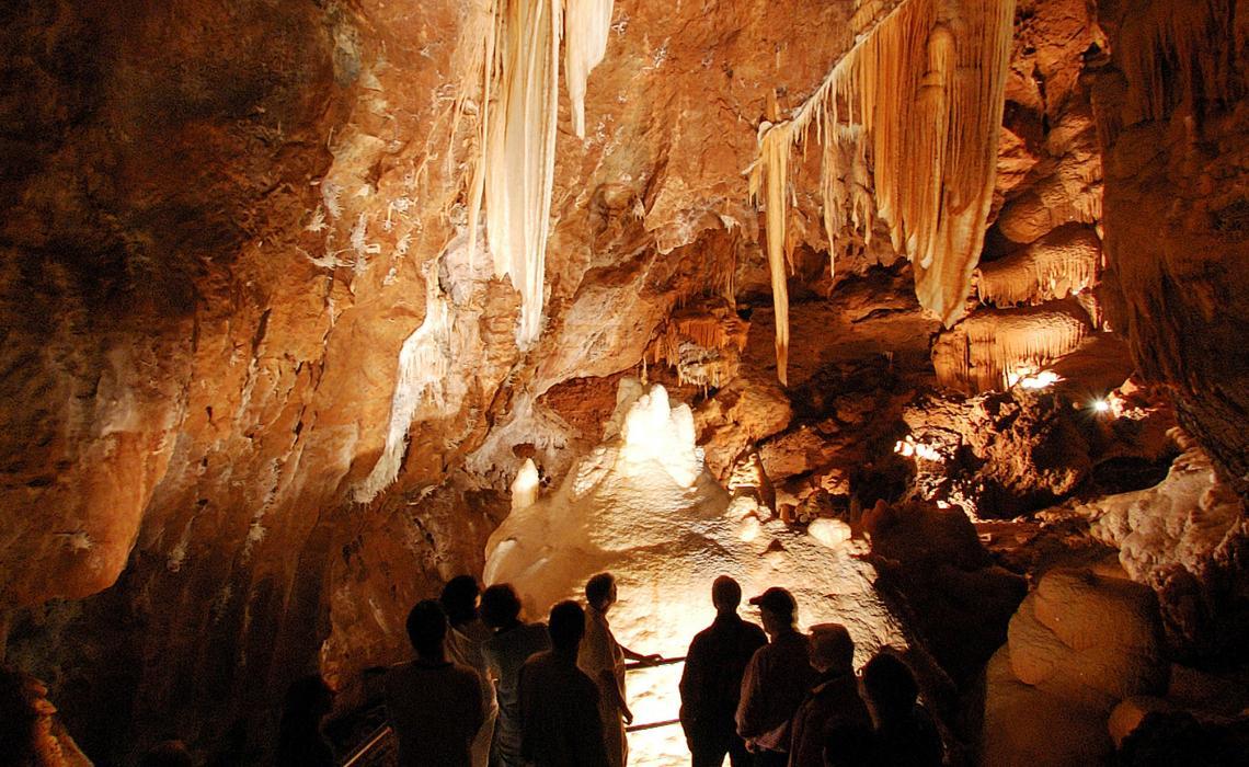 https://www.visitnsw.com/sites/visitnsw/files/styles/gallery_full_width/public/2017-06/Exploring_Jenolan_Caves_Blue_Mountains_Image_Jenolan_Caves.jpg?itok=n_VSbEIN