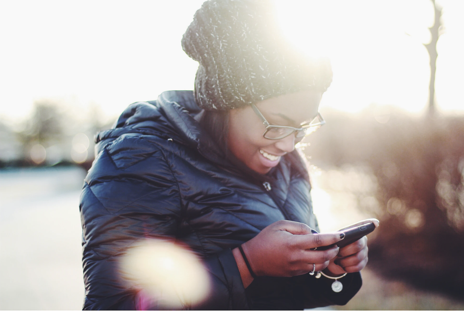 Mulher feliz olhando para o smartphone