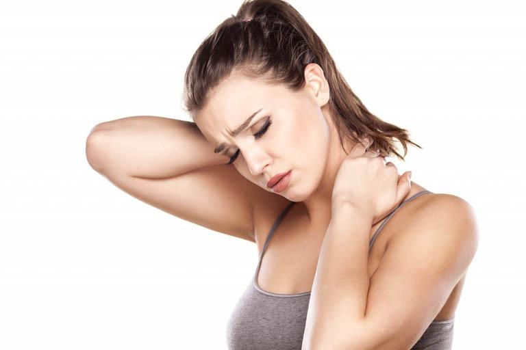 Có nên tự chữa đau mỏi vai gáy tại nhà hay không?