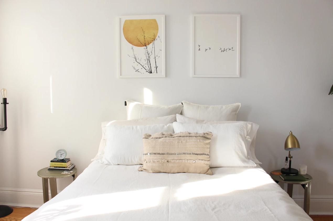 一張含有 牆, 室內, 床, 白色 的圖片

自動產生的描述