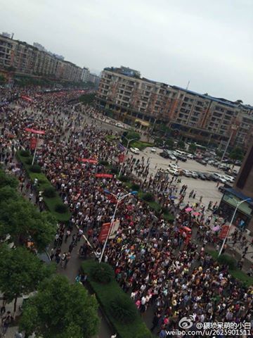 'China: Massive Protest in Linshui Intense Repression and Resistance  Tens of Thousands of residents of the southwestern county of Linshui gathered in the morning and marched about 3km. Photos posted by the protesters on social media also showed violent attacks by a police tactical team(SWAT)and the resistance that followed lasted all day and well into the night.  http://revolution-news.com/china-massive-protest-in-linshui-intense-repression-and-resistance/'