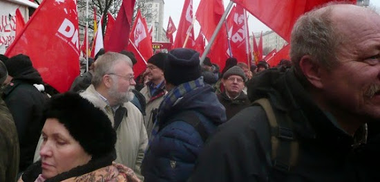 Demonstranten mit DKP-Fahnen.