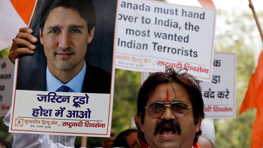 Người theo Ấn Độ Giáo biểu tình phản đối thủ tướng Canada Justin Trudeau, New Delhi, Ấn Độ, ngày 24/09/2023.