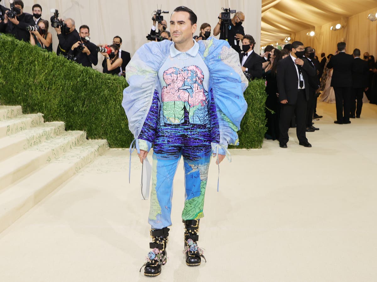 Dan Levy: The powerful message behind his extravagant Met Gala outfit | The  Independent