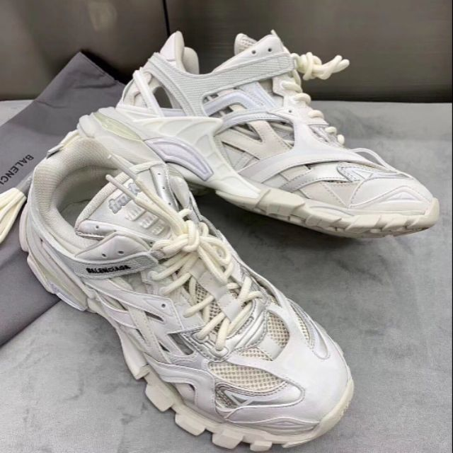 Balenciaga Track có thể kết hợp phong cách với balo LV