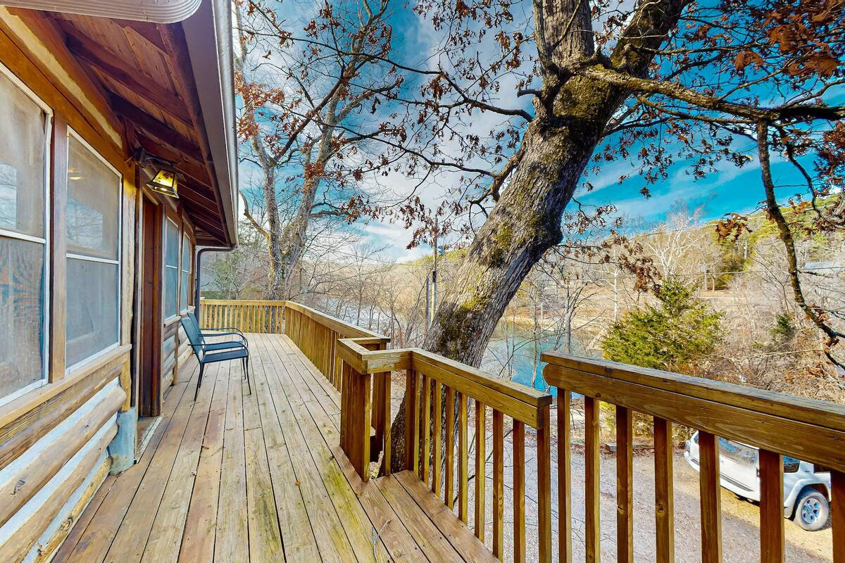Historic & Secluded Cabin overlooking Lake Lucerne - Eureka Springs Treehouse Airbnb with Incredible Views