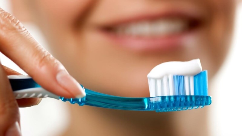 Chị em có thể áp dụng Cách vệ sinh răng miệng sau khi phun môi trong khoảng 1 tuần