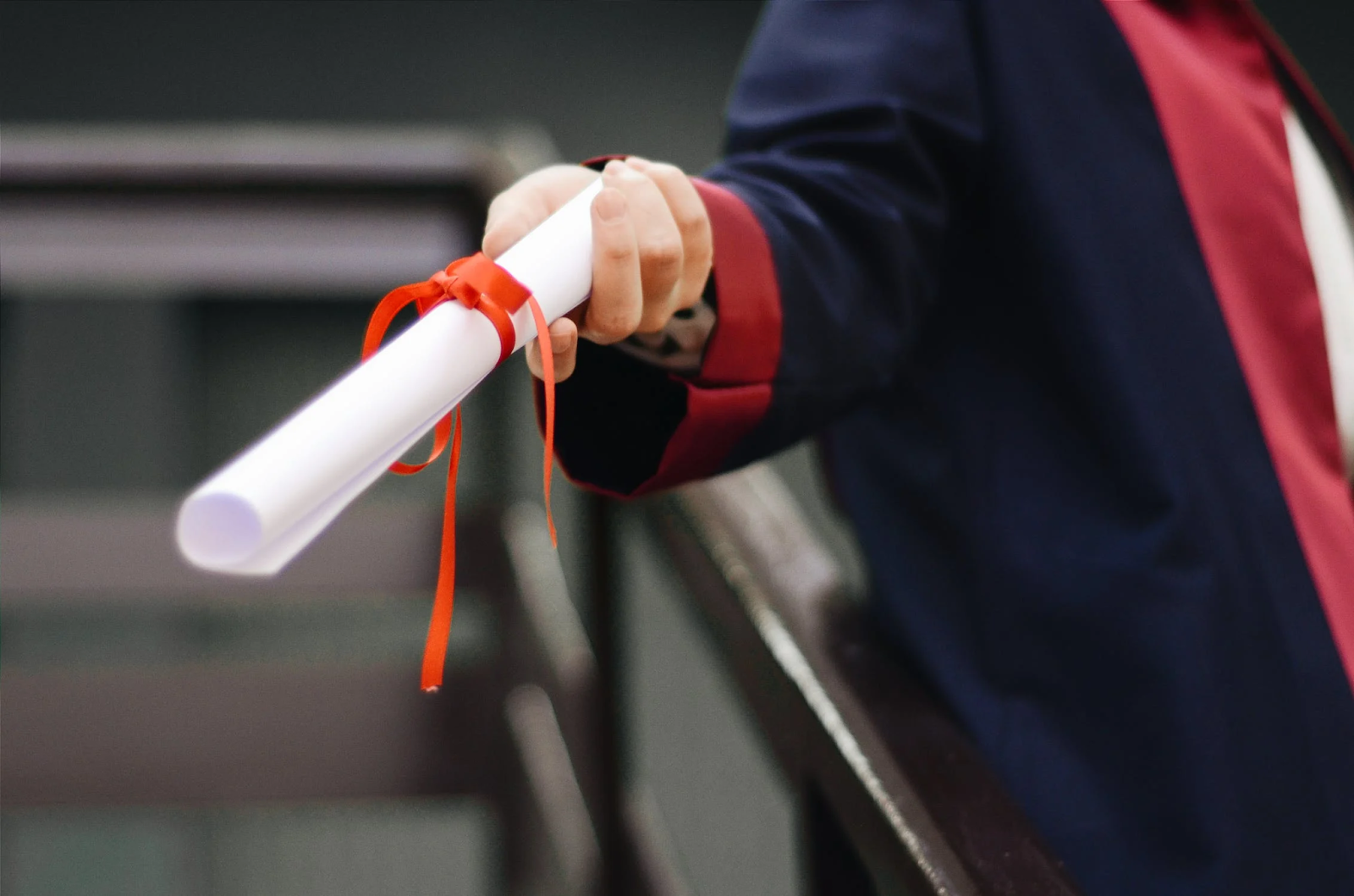Graduated person holding a white scroll