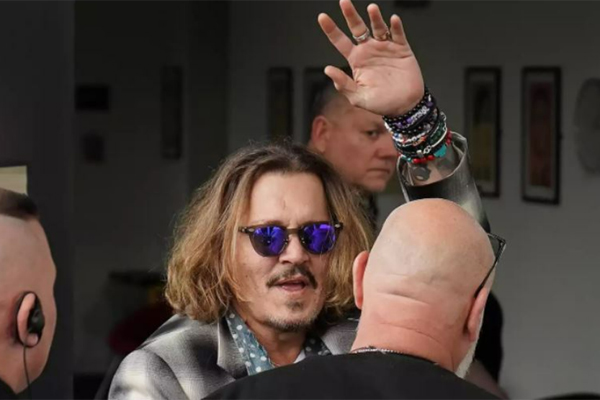 Mải kiện tụng cùng vợ cũ xinh đẹp, thu nhập của Johnny Depp giảm sút cực kỳ trầm trọng, có phim còn không được đầu tư - Ảnh 1.