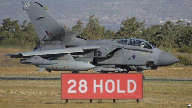 英国皇家空军一架旋风式战机执行空袭任务后返回位于塞浦路斯的基地。(2015年12月3日)