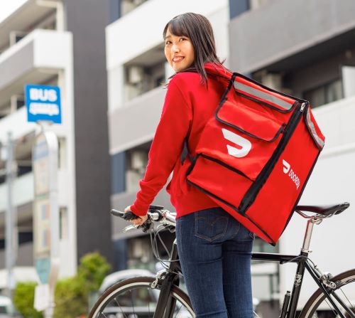 A young woman learned how to make 10K fast by delivery with DoorDash. 