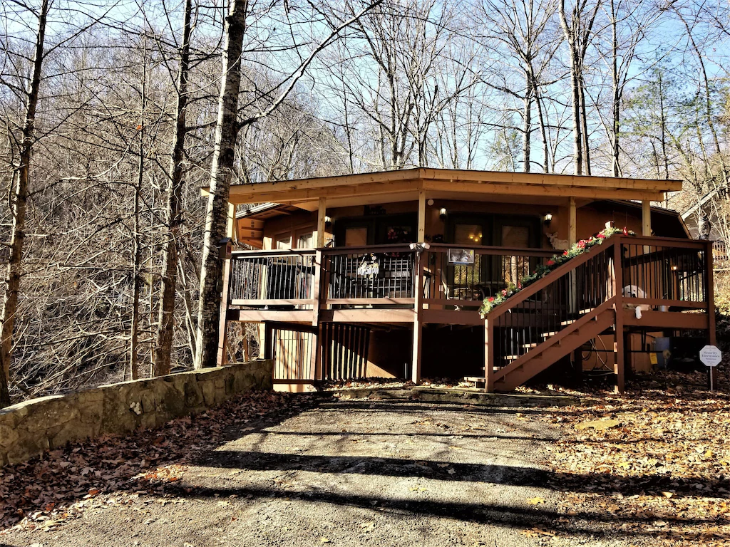Dusty's Treehouse - Cozy Getaway Near Downtown Gatlinburg, Perfect for Couples