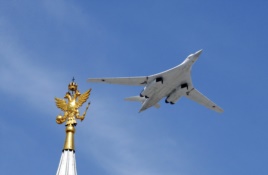 Ту-160 во время парада 9 мая 2015 г. Выпуск многопозиционных пусковых устройств к нему затягивается.
