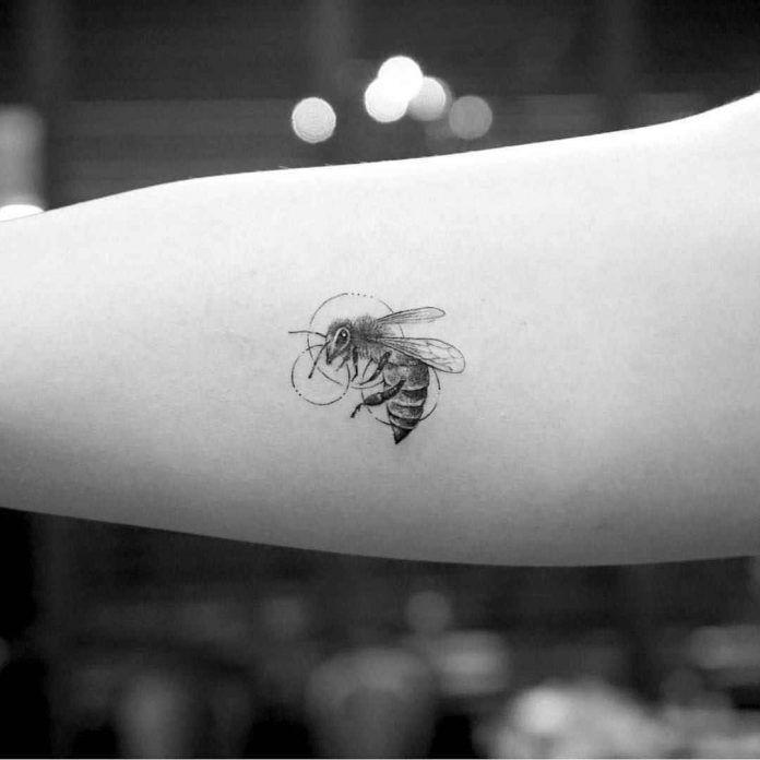 30 Fascinating Micro Realism Tattoos | Amazing Tattoo Ideas | Tatuagem de  abelha, Tatuagem sobre realismo, Minitatuagens