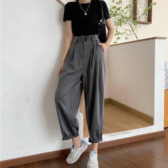 mujer con pantalon gris y camiseta negra japon