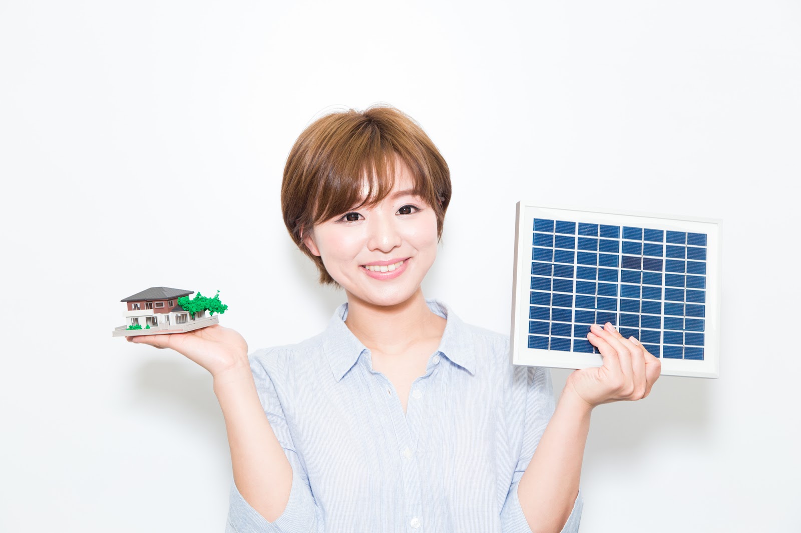太陽光発電パネルを持つ女性