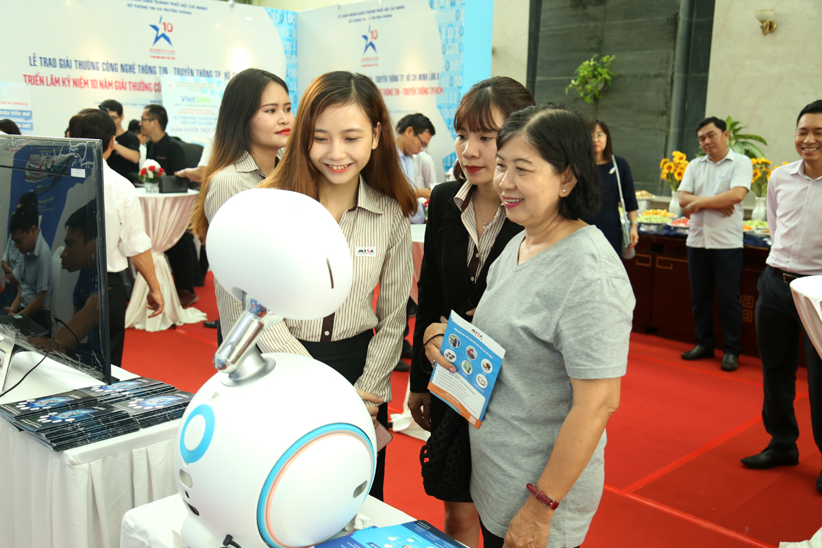 Robot Zenbo thu hút quan khách tham dự