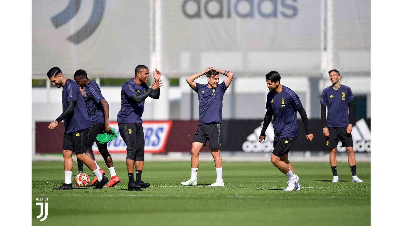 https://www.juventus.com/media/images/galleries/2019/aprile/1504-juveallenamento/allenamento14.variant1400x787.jpg