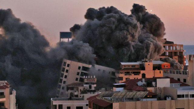 Prédio derrubado por ataque israelense em Gaza
