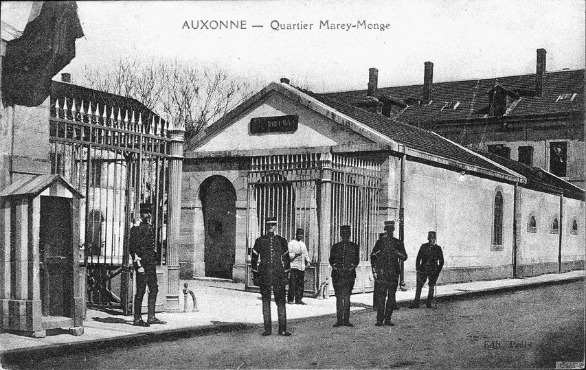 467_001_21-auxonne-caserne-quartier-marey-monge-animee-militaires-dos-divise-non-voyage-pli-angle-sup-g.jpg