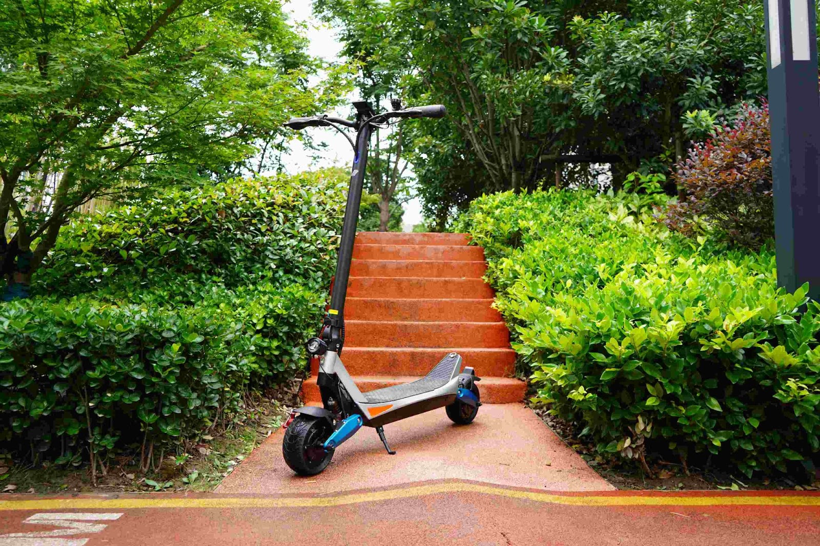 Varla commuter scooter