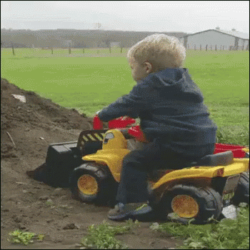 Niño conduciendo un tractor pala