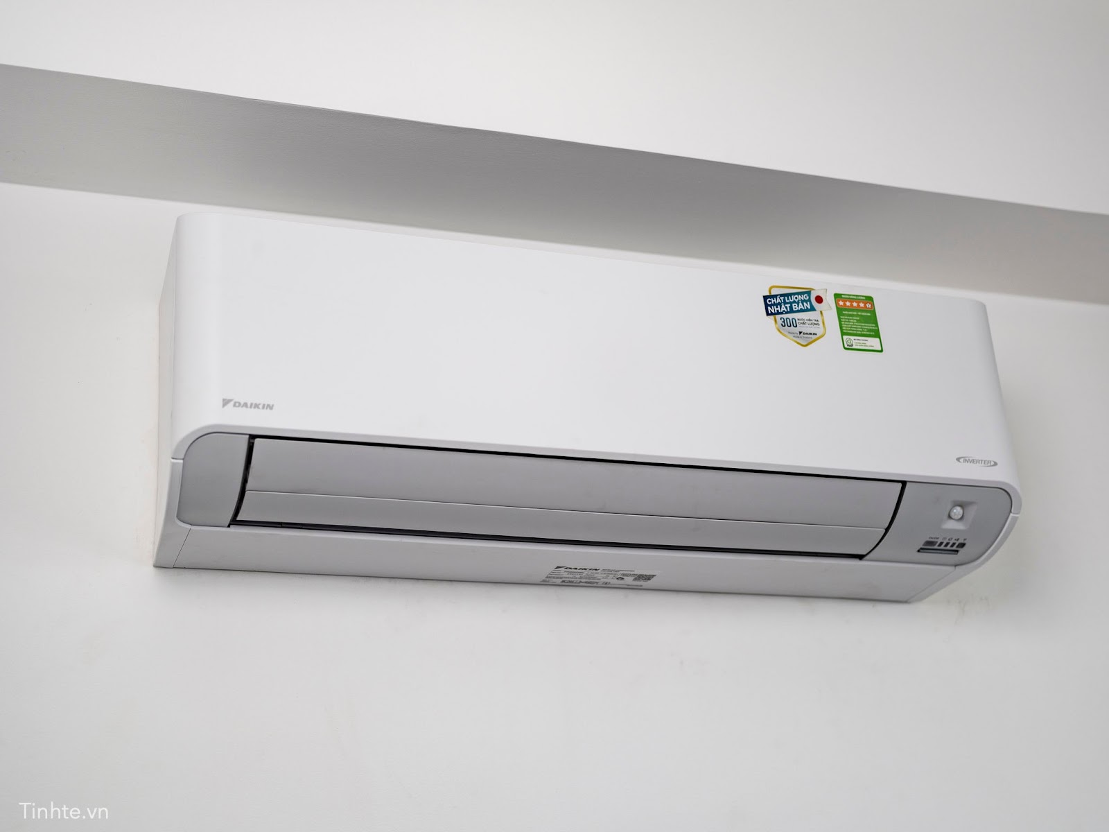 Trên tay và trải nghiệm máy lạnh Daikin FTKZ: diệt khuẩn, lọc khí, <span class='marker'>cân bằng</span> độ ẩm, wifi...