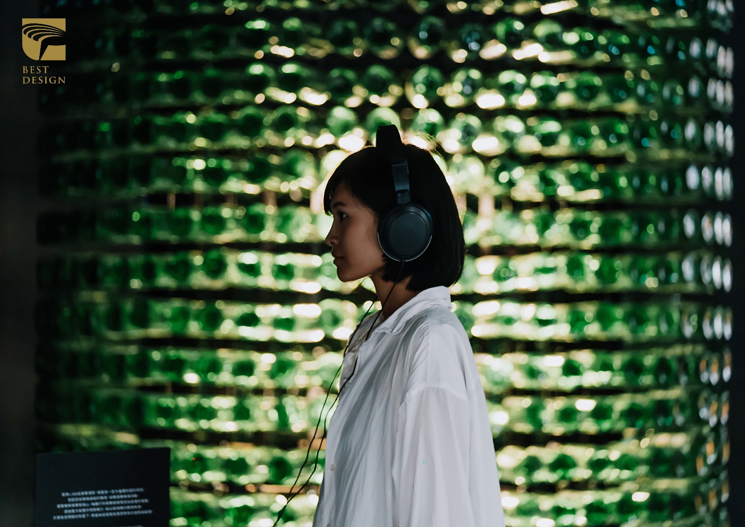 The Loop 循環設計展中，戴上耳機聆聽玻璃回收過程中尖銳嘈雜的聲音。