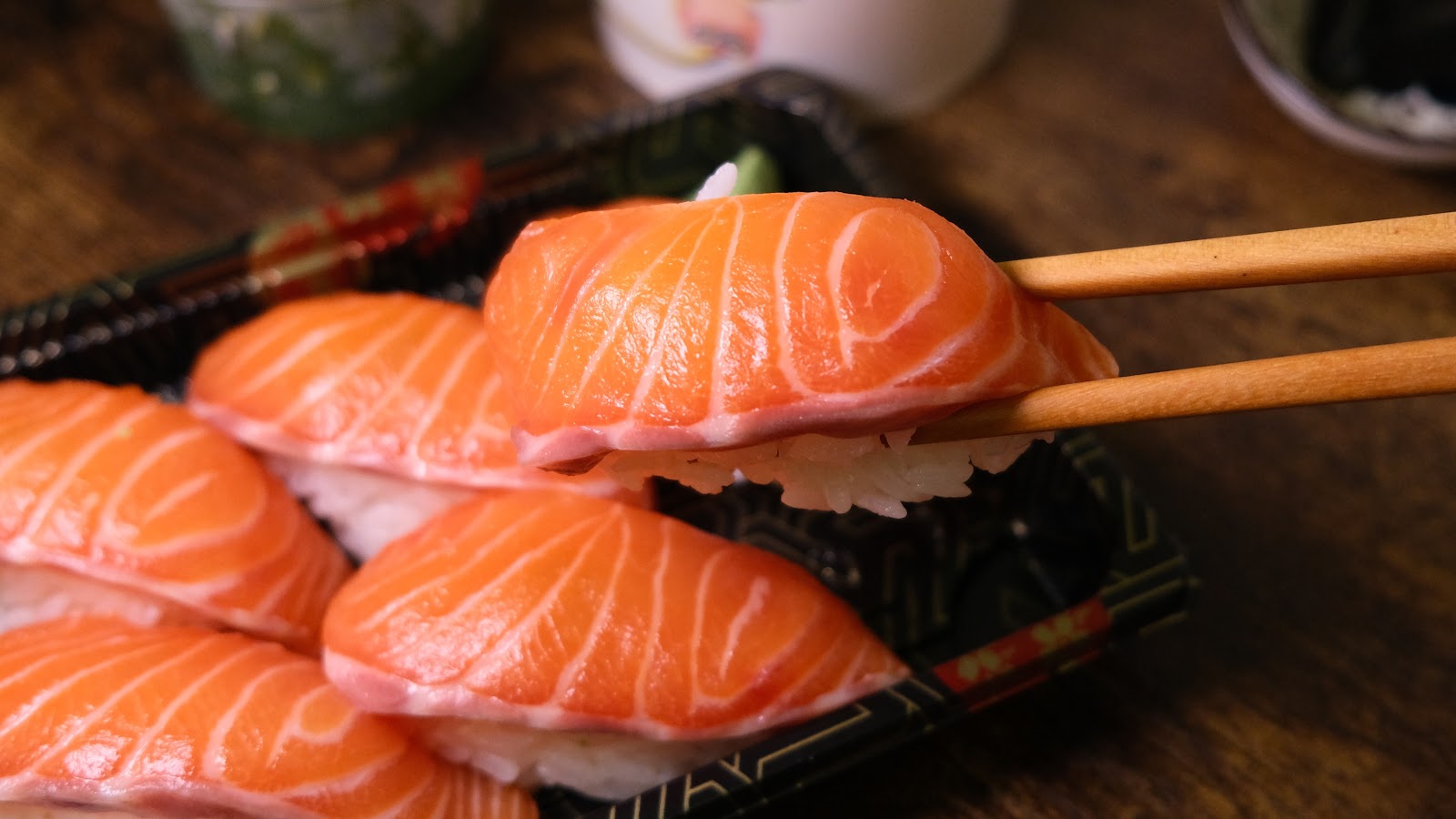 中和南勢角生魚片壽司推薦 星崎壽司的全鮭魚握壽司肥美色澤鮮美！