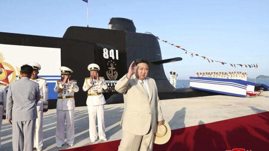 Lãnh đạo Bắc Triều Tiên Kim Jong Un dự lễ hạ thủy tàu ngầm tấn công hạt nhân mới "Anh hùng Kim Kun Ok" tại một địa điểm không xác định ở Bắc Triều Tiên vào ngày 06/09/2023.