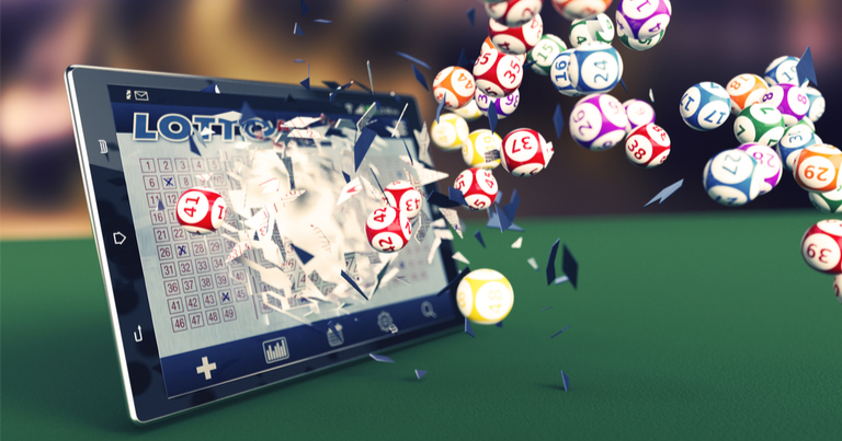 Tablet pc con un juego y bolas de bingo online saliendo  de la pantalla
