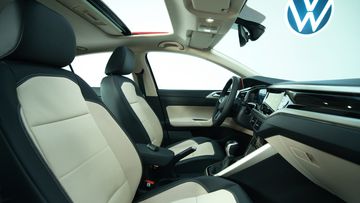 Hàng ghế trước Volkswagen Virtus 2023 có thiết kế to bản với các đệm đỡ vát vừa phải