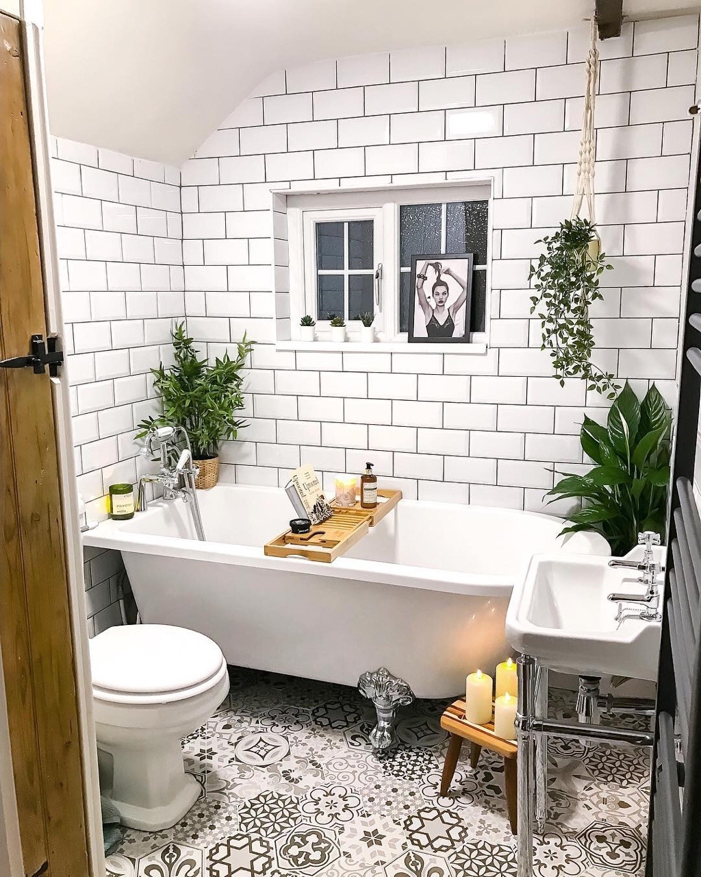 Kamar mandi dengan tanaman