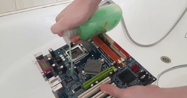Using Distilled Water to Clean Motherboard