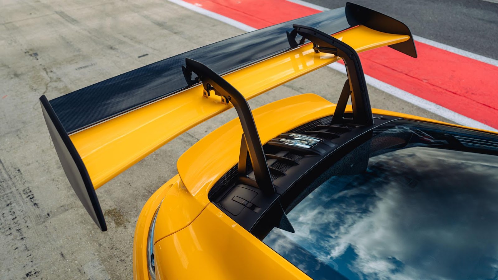 Porsche 911 GT3 RS wing