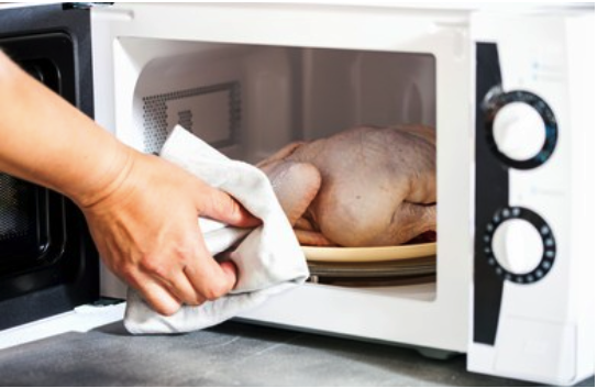 Lo scongelamento del pollo nel forno a microonde