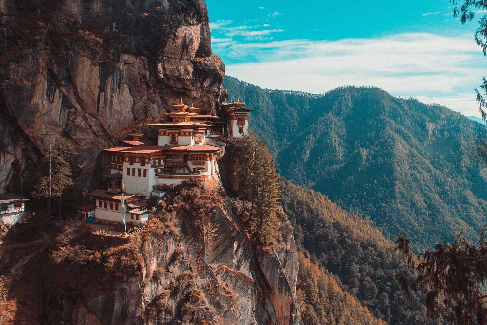 買好機票、申請好簽證及安排好短途旅行地點行程，參與不丹9月的策秋慶典。
