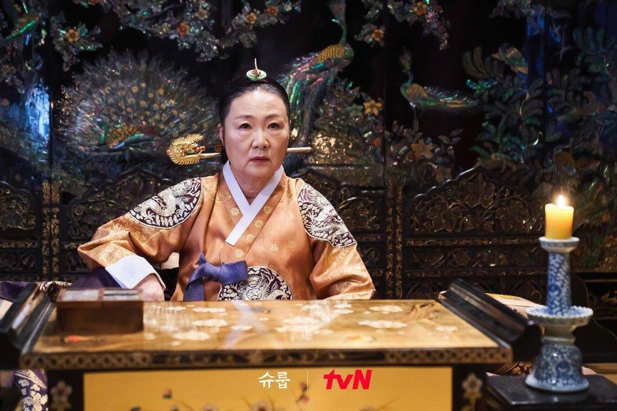พระพันปี (Queen Dowager Cho) รับบทโดย คิมแฮซุก (Kim Hae Sook)