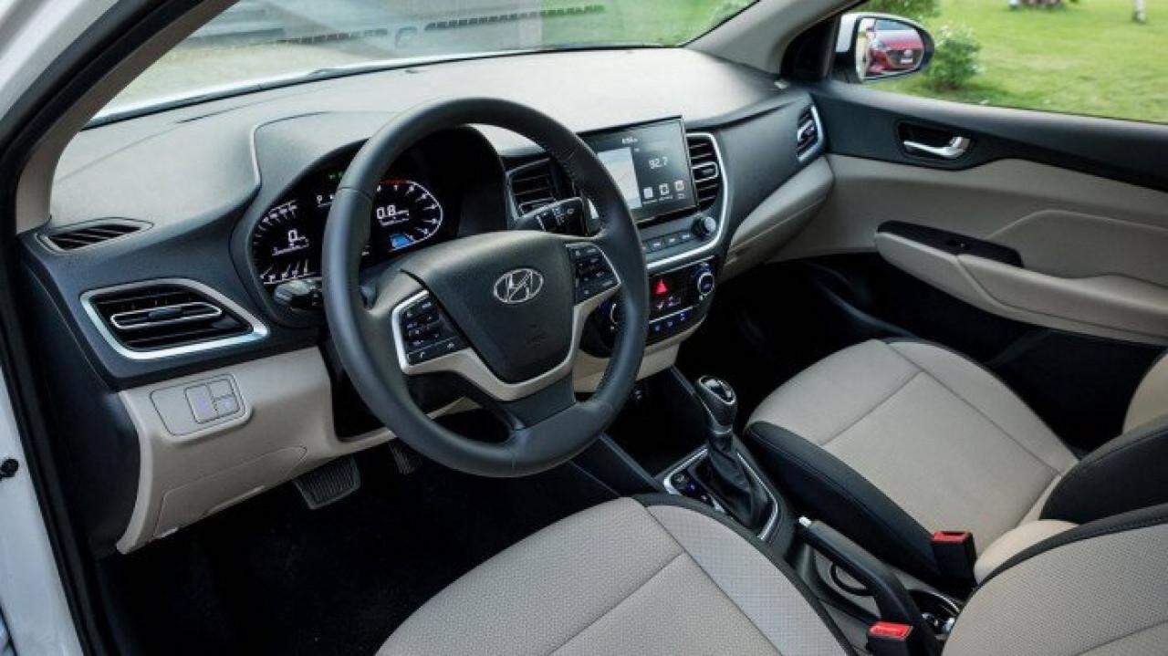 Khoang nội thất của Hyundai Accent