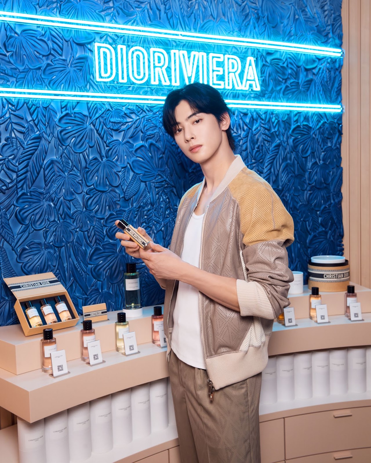 Cha Eun-Woo trying on La Collection Privée scents.
