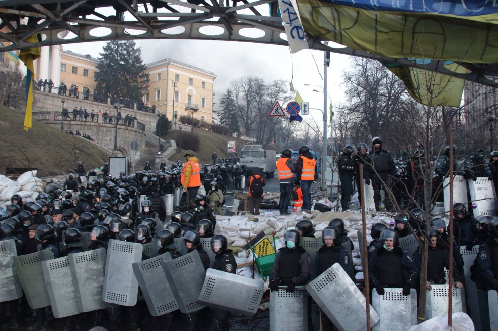 Бойцы «Беркута» стоят возле баррикады под пешеходным мостом на улице Институтской, 18 февраля 2014 года. Фото: Радіо Свобода (RFE/RL)