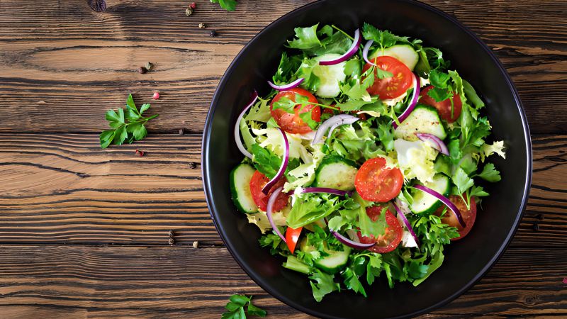 Sử dụng salad bồ công anh cũng là một phương pháp giúp giảm cân tuyệt vời