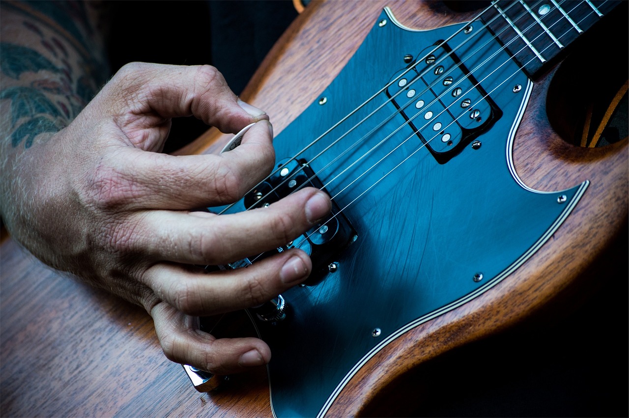 Do Professional Guitarists Use Picks?