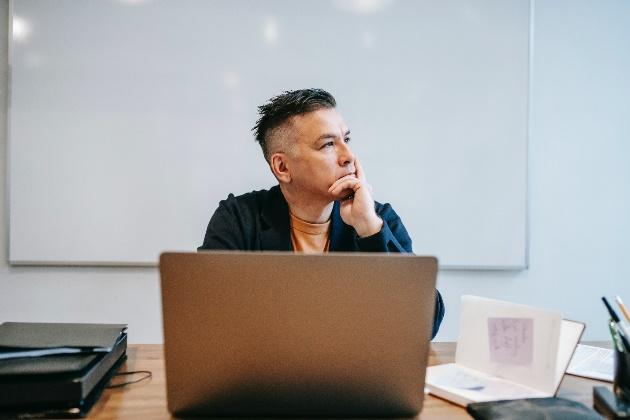 A person sitting in front of a computer

Description automatically generated with medium confidence