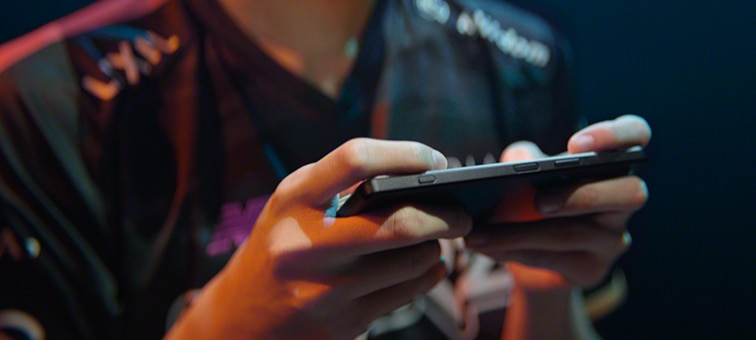 Close-up on an eSports pro using the Xperia 1 IV for mobile gaming