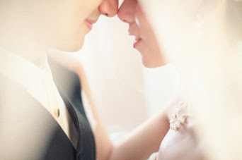 WLOON Photography half face bride groom